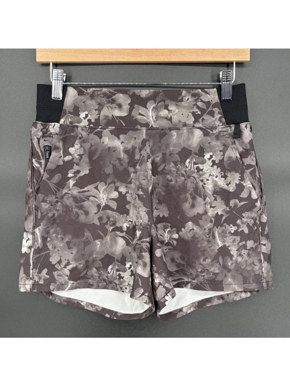 Athleta Women's Brooklyn Printed Shorts 4 Gray Floral Stretch Zip Pocket Golf